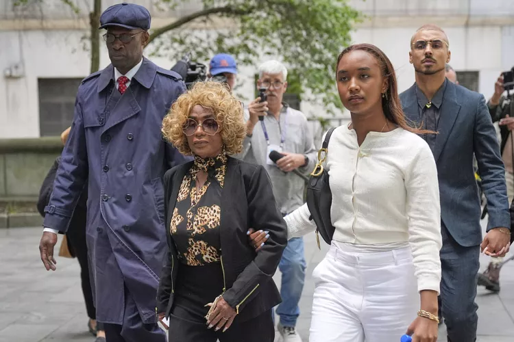 Mulher grita no tribunal e é expulsa durante julgamento de Diddy Mulher grita no tribunal e é expulsa durante julgamento de Diddy