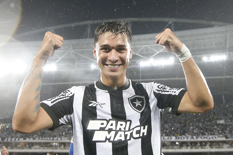 Mateo Ponte valoriza versatilidade no Botafogo e diz estar pronto para ajudar em qualquer posição