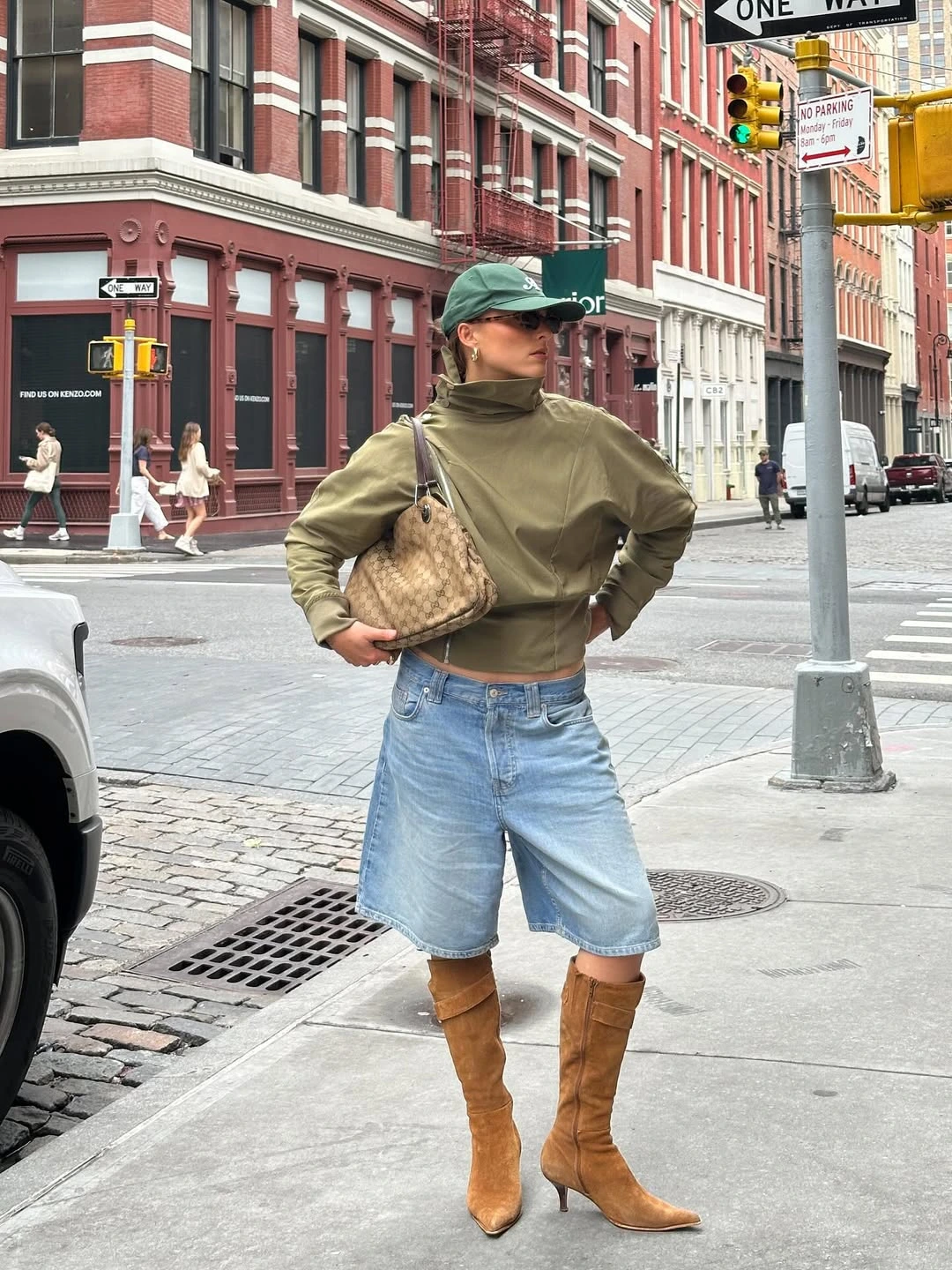 Bota marrom de cano alto