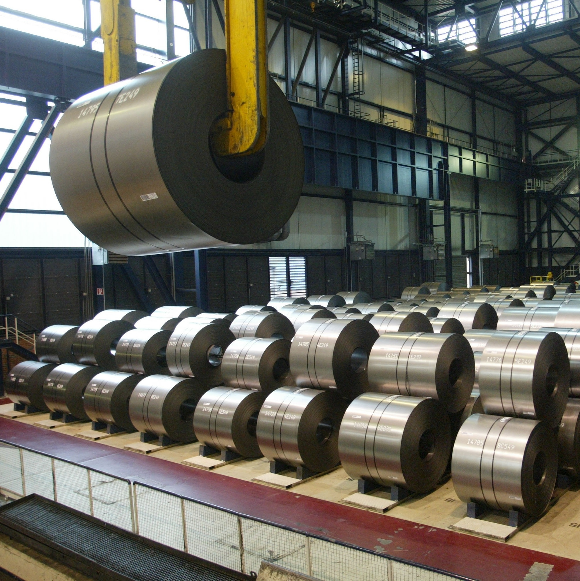 Trump eleva tarifas sobre aço e alumínio para 50% e agita mercados globais