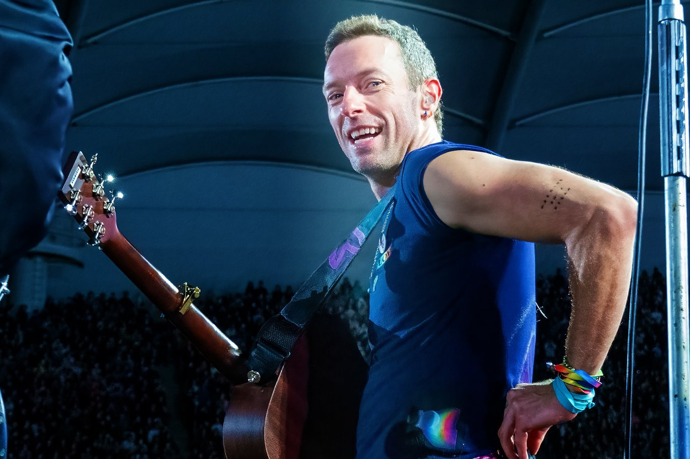 Chris Martin faz menção a Dakota Johnson em show e levanta suspeitas sobre possível reconciliação