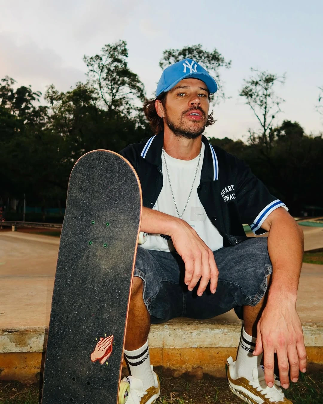 José Loreto viverá Chorão em cinebiografia inspirada em livro da viúva do cantor José Loreto em treino de skate