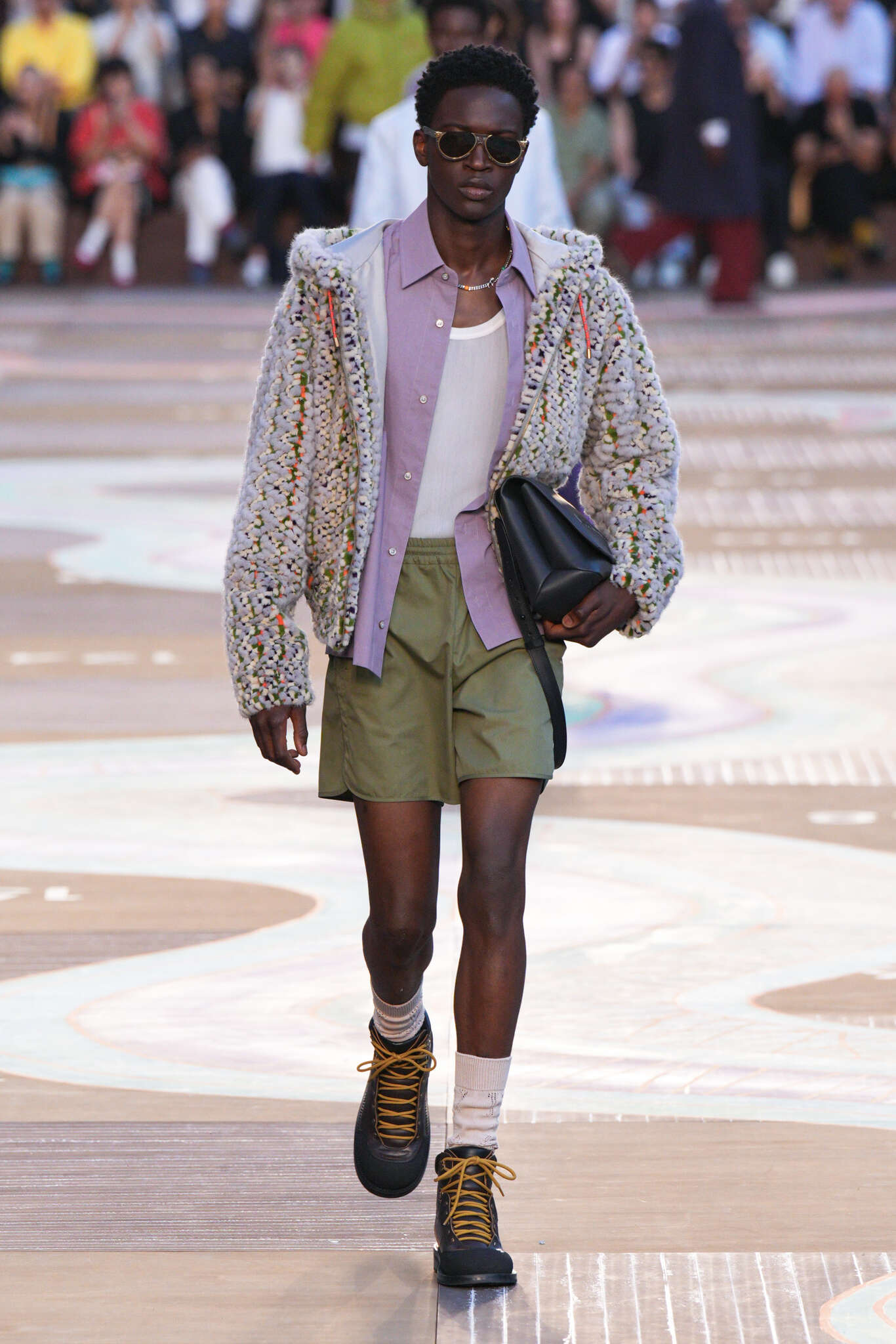 Louis Vuitton revela coleção inspirada na elegância do indiano moderno em Paris