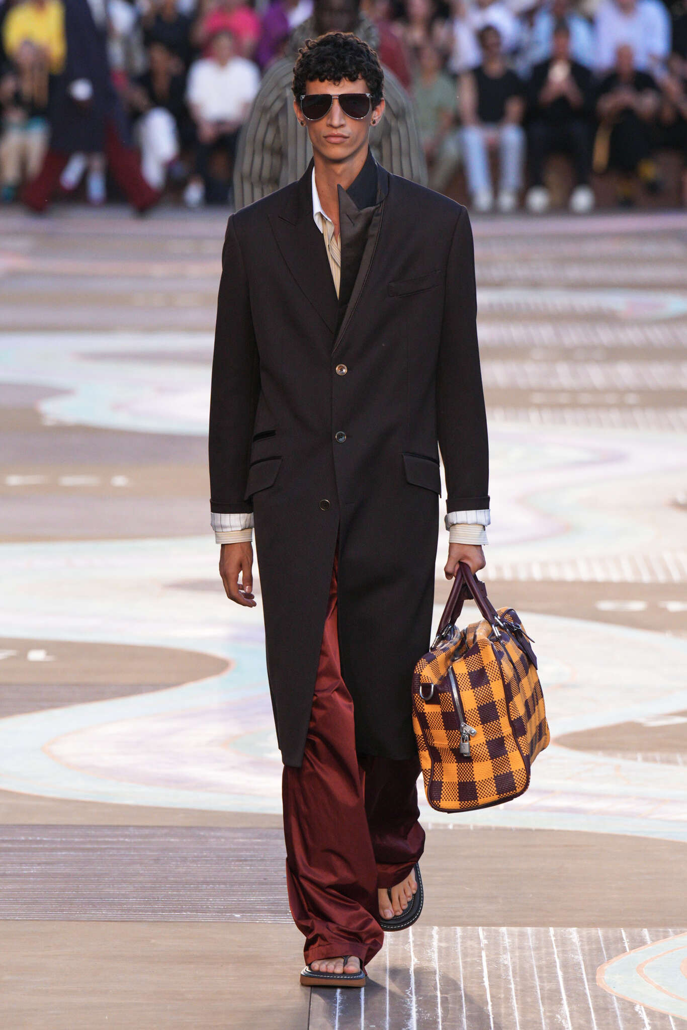 Louis Vuitton revela coleção inspirada na elegância do indiano moderno em Paris