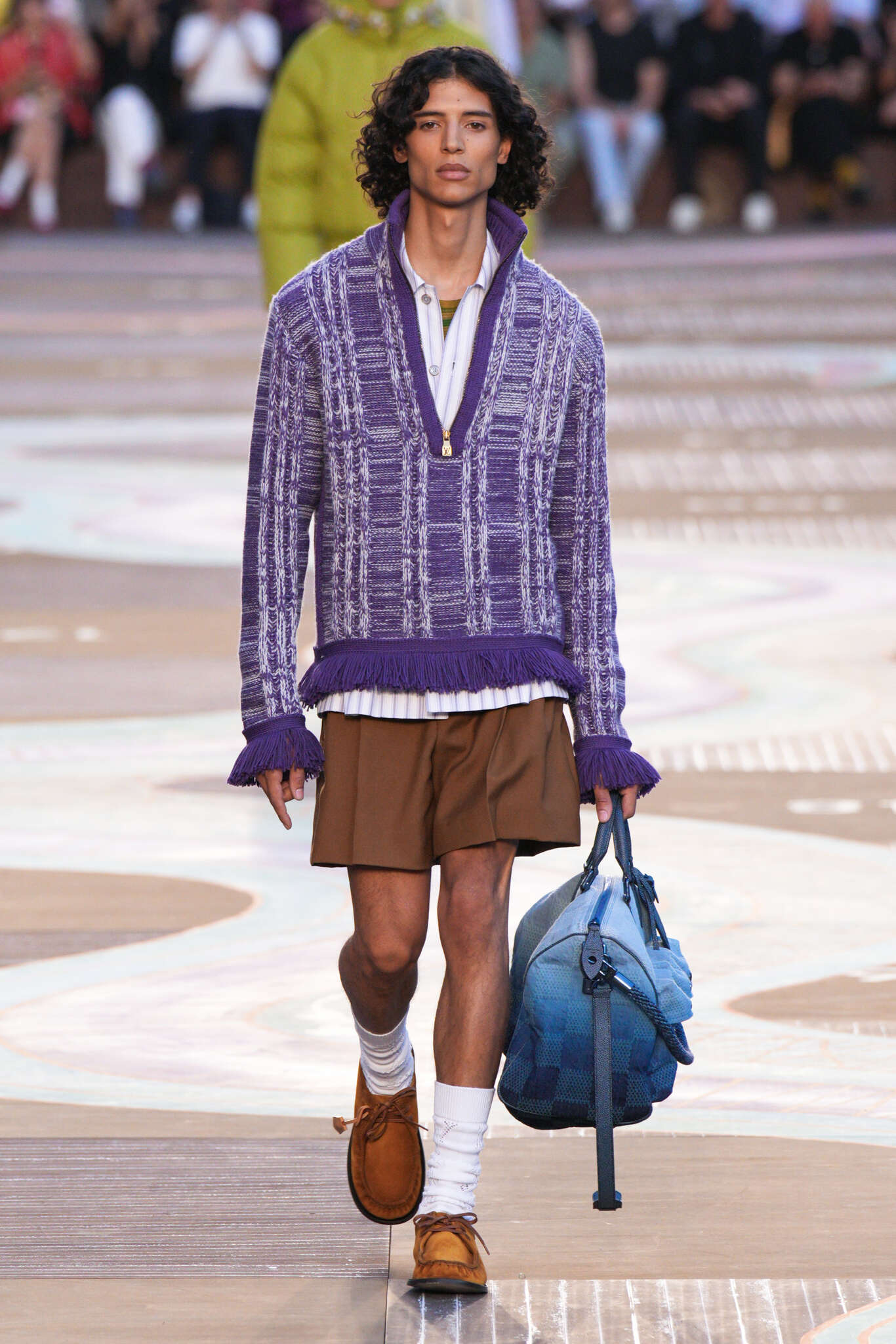 Louis Vuitton revela coleção inspirada na elegância do indiano moderno em Paris