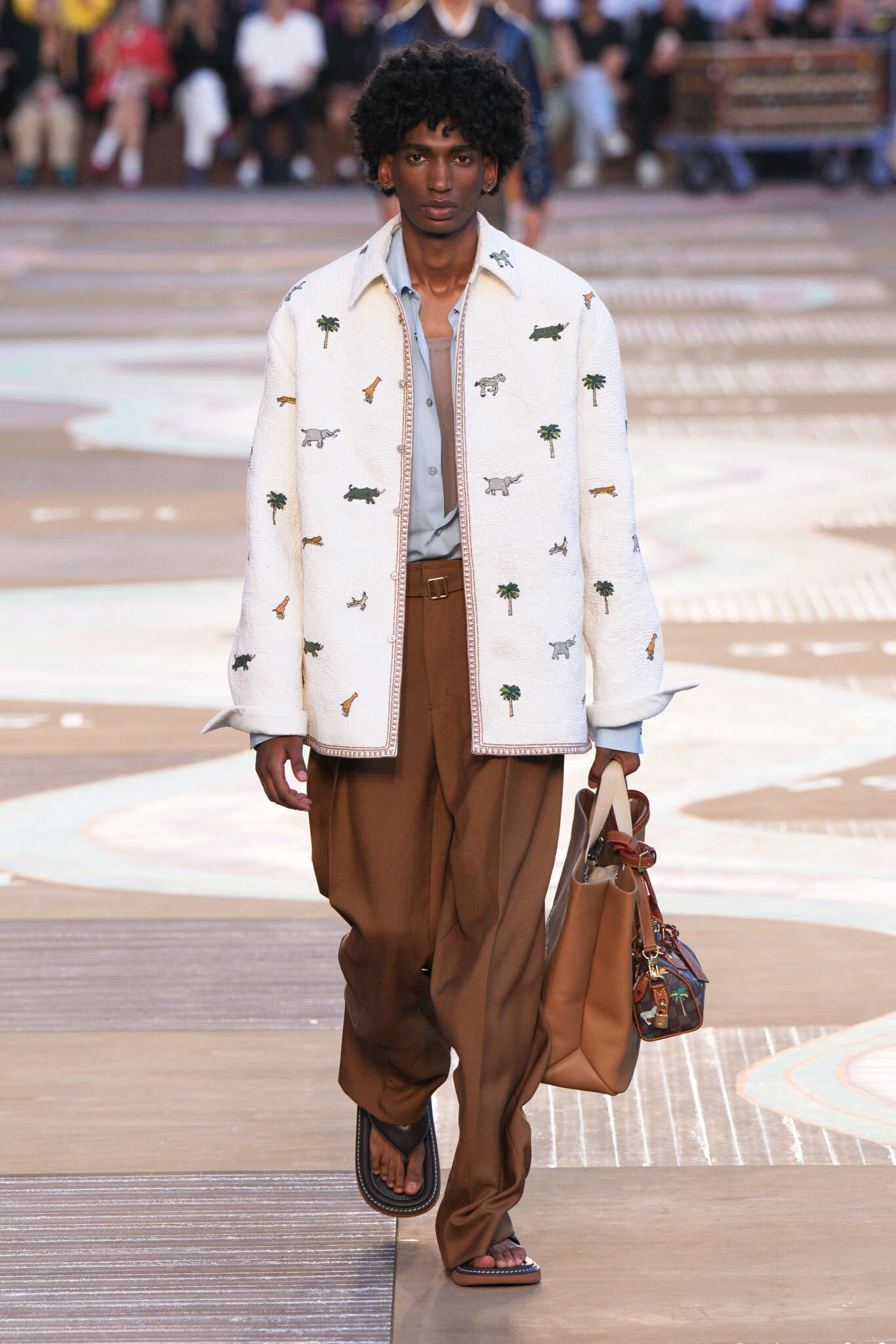 Louis Vuitton revela coleção inspirada na elegância do indiano moderno em Paris