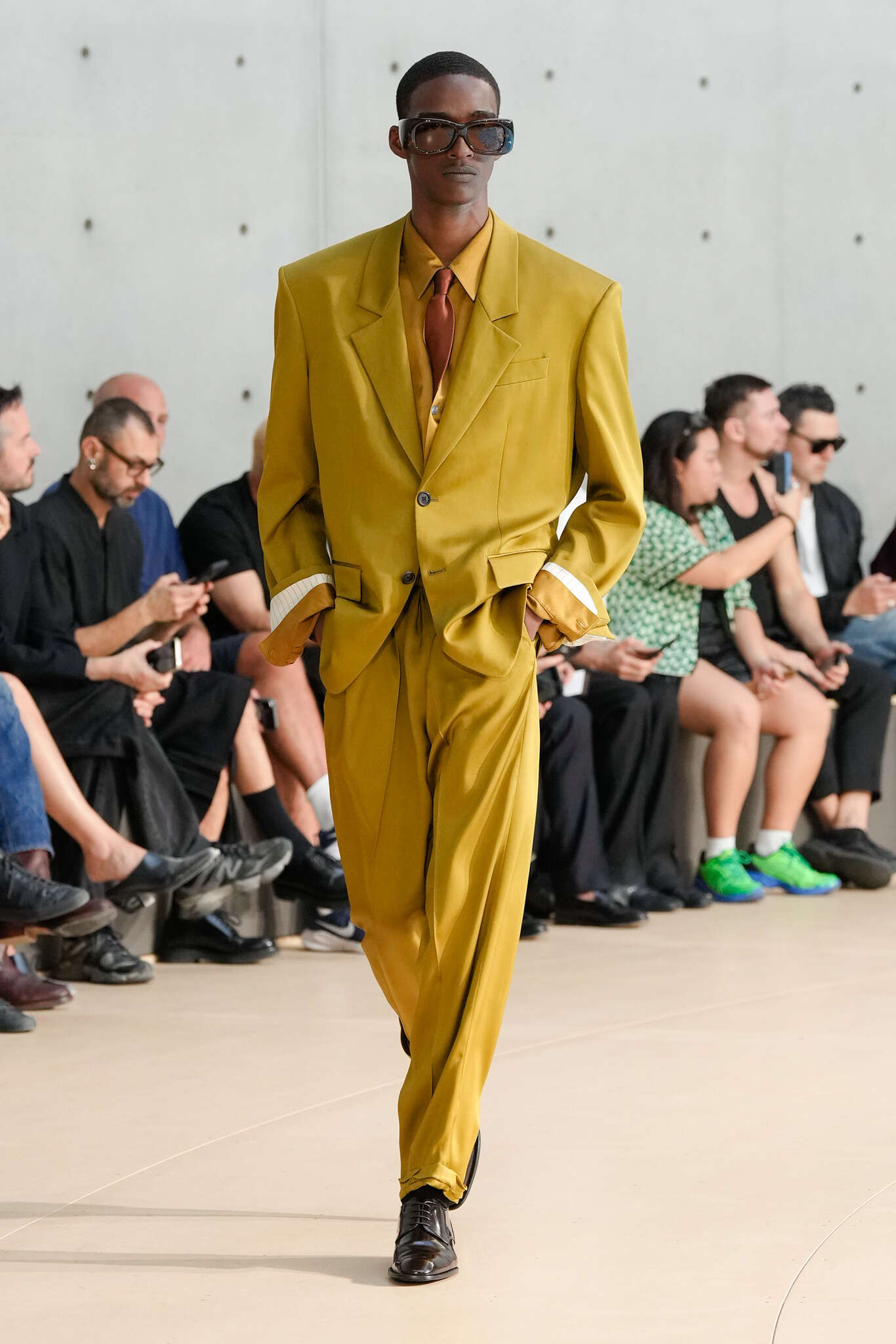 Saint Laurent exibe coleção colorida na Semana de Moda de Paris