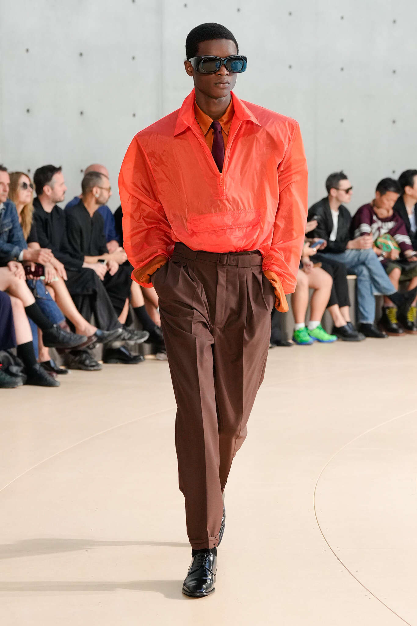 Saint Laurent exibe coleção colorida na Semana de Moda de Paris