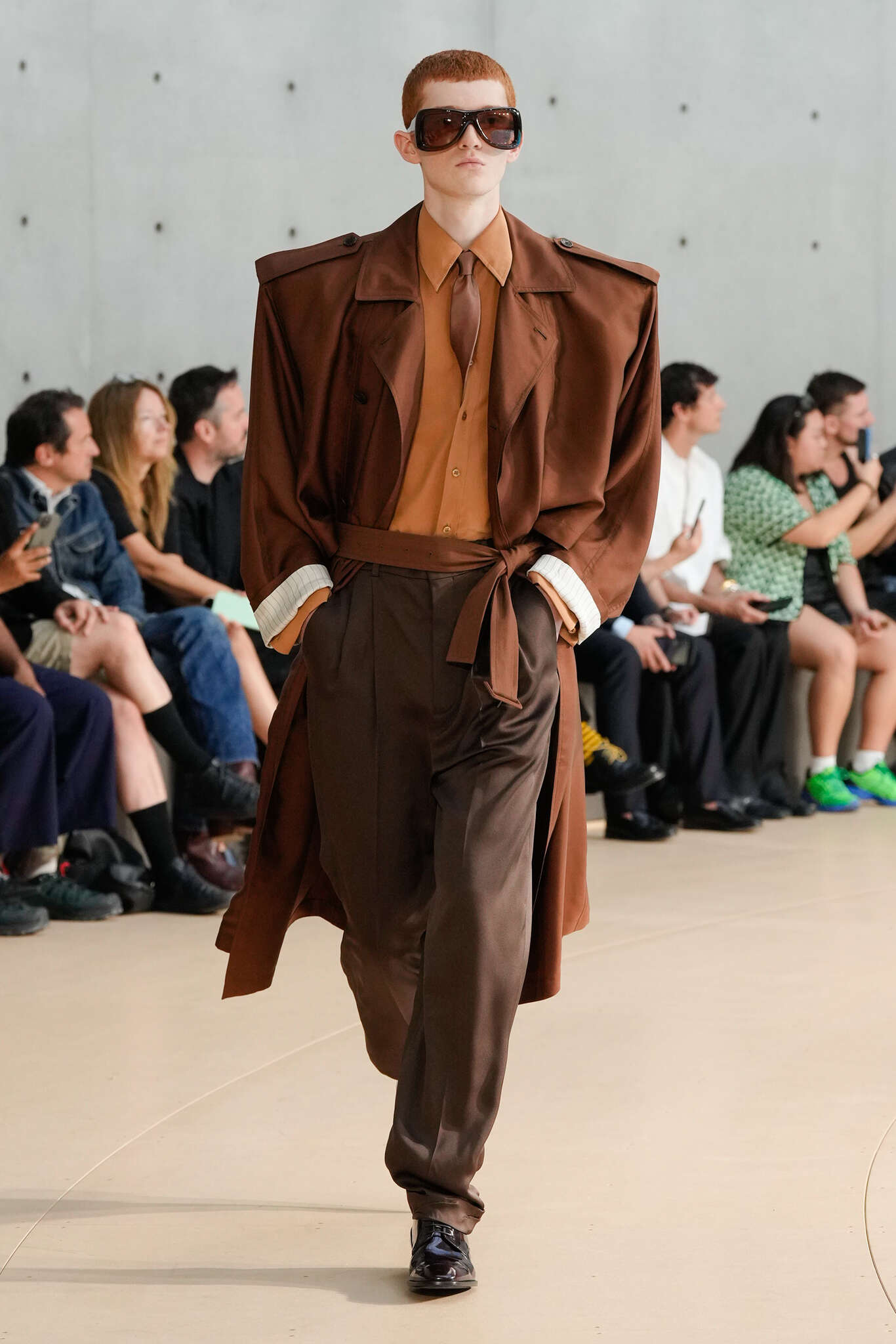 Saint Laurent exibe coleção colorida na Semana de Moda de Paris