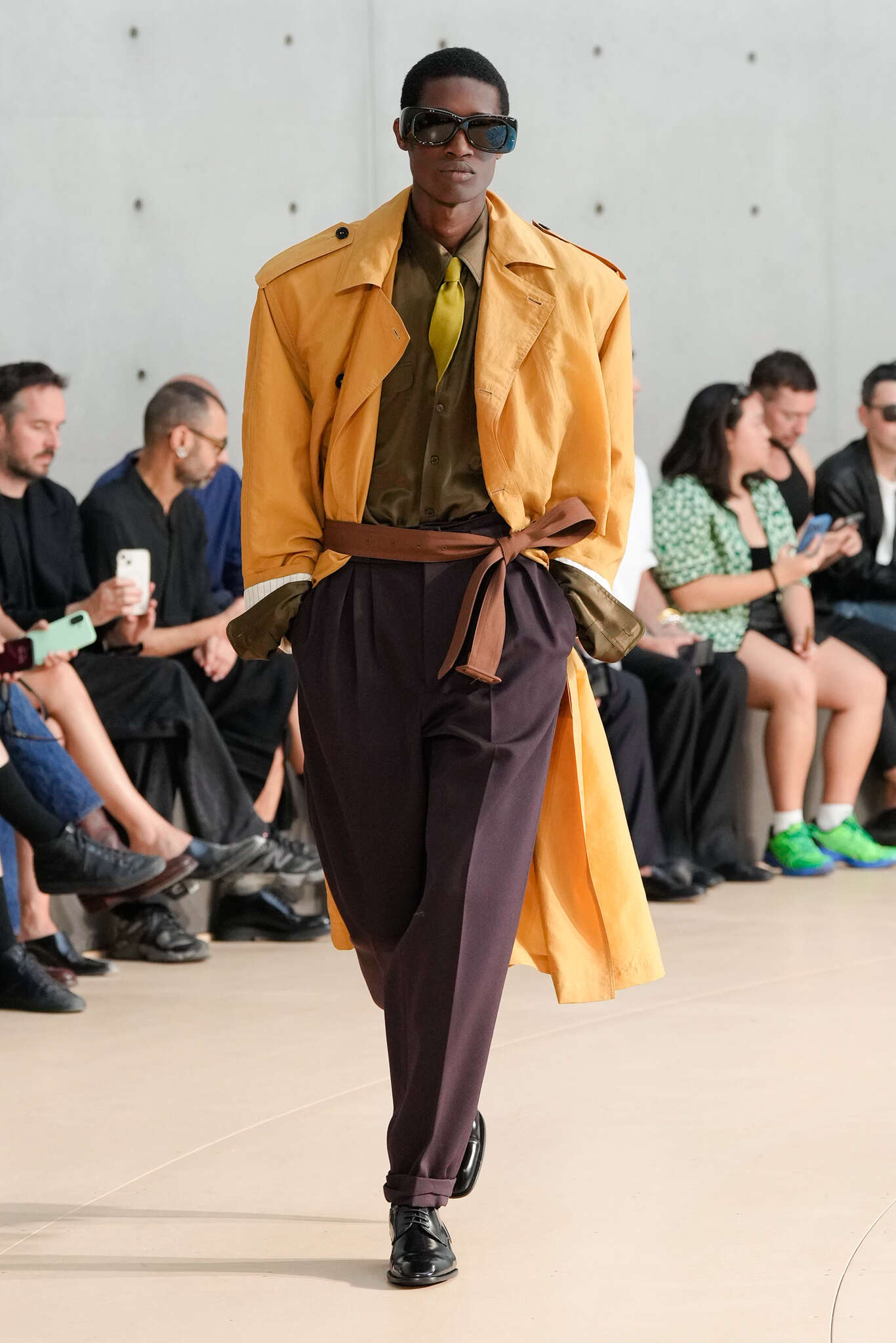 Saint Laurent exibe coleção colorida na Semana de Moda de Paris