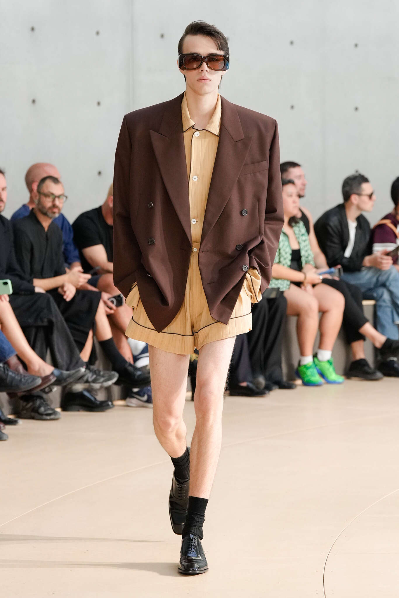 Saint Laurent exibe coleção colorida na Semana de Moda de Paris