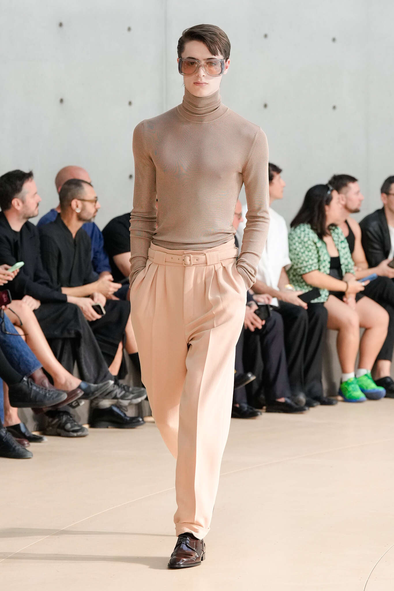 Saint Laurent exibe coleção colorida na Semana de Moda de Paris