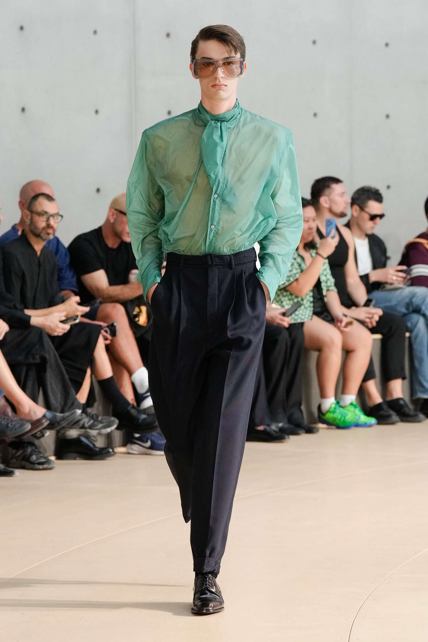 Saint Laurent exibe coleção colorida na Semana de Moda de Paris