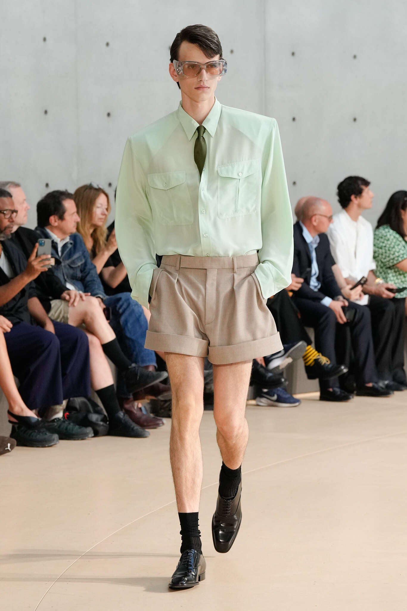 Saint Laurent exibe coleção colorida na Semana de Moda de Paris