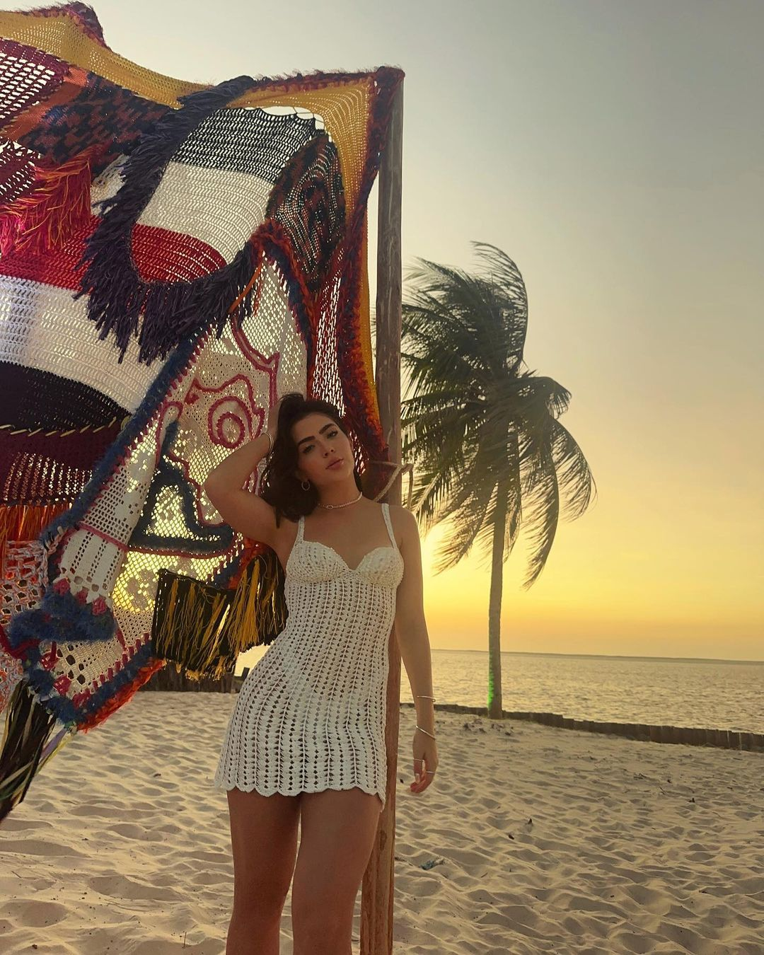 Vestido curto de crochê: a peça-chave que une conforto e estilo nas férias Vestido curto de crochê: a peça-chave que une conforto e estilo nas férias