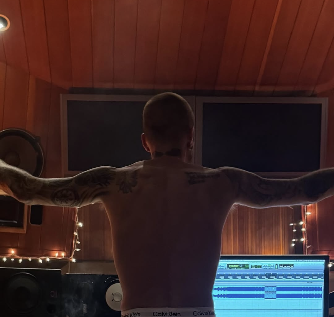 Justin Bieber compartilha fotos no estúdio e levanta suspeitas de álbum novo