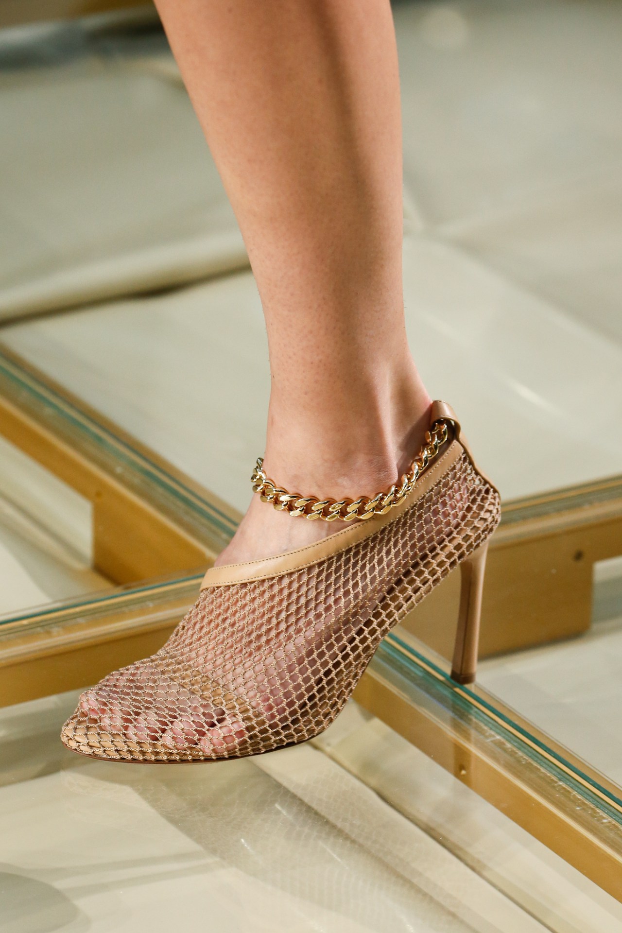 Sapatos dos anos 80 voltam como tendência de moda nas passarelas