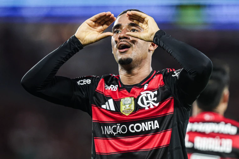 Flamengo goleia Vitória e quebra recordes no Brasileirão