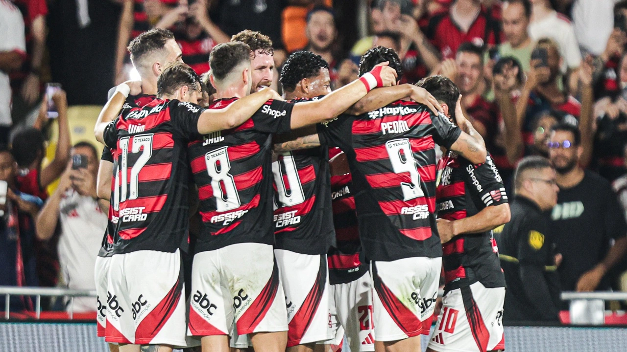 Flamengo goleia Vitória e quebra recordes no Brasileirão