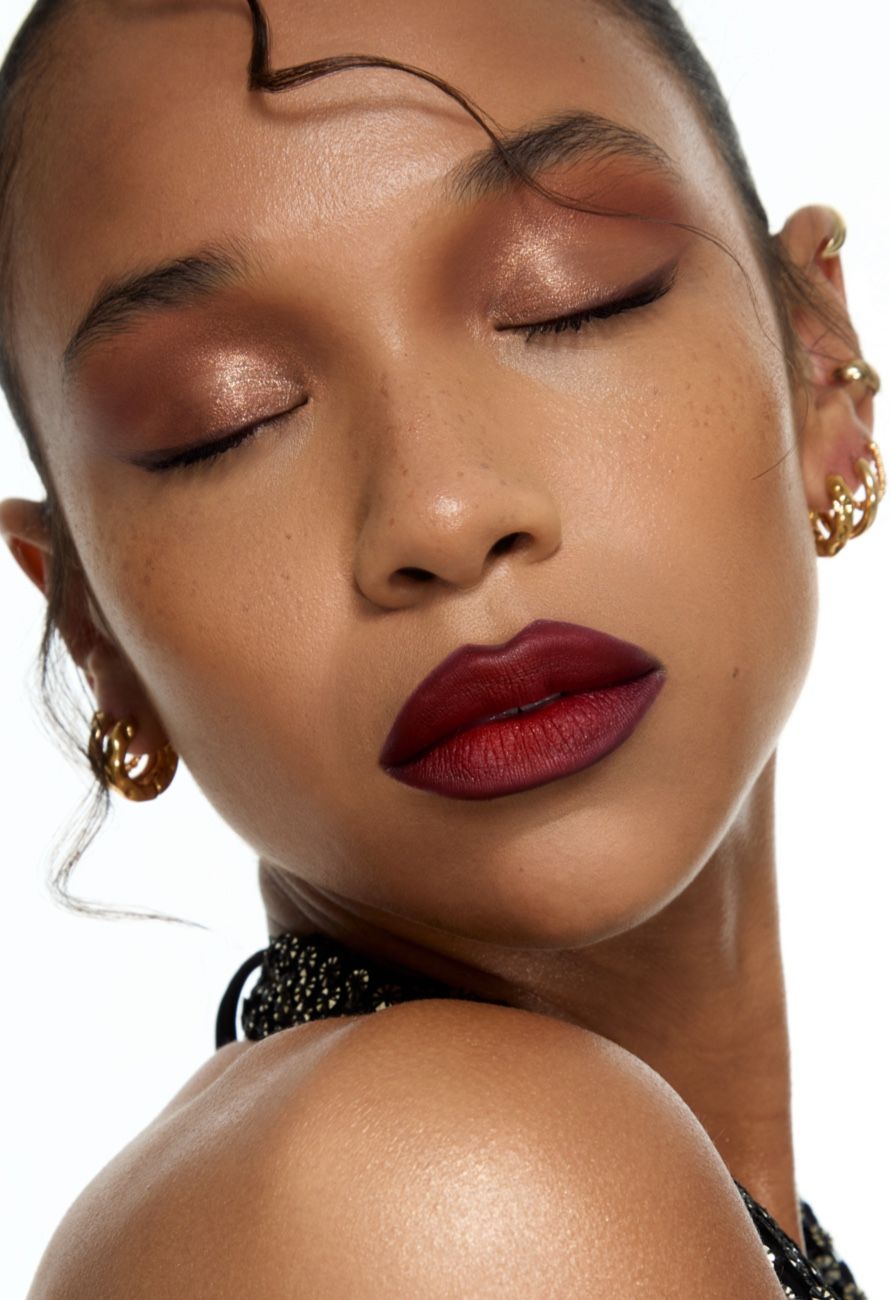 Elegante e intenso, batom vinho, tem aumento de procuras pelo público