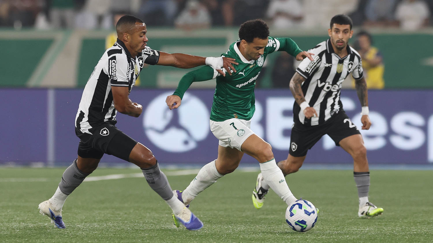 Palmeiras vence mais uma e cola na disputa pela liderança do Brasileirão