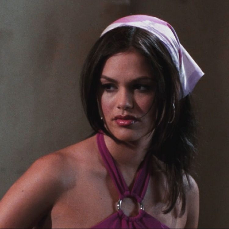 Direto dos anos 1990: lenço volta a ser tendência como acessório de cabelo