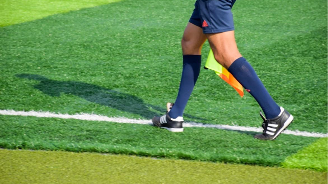 Jogo sem árbitro? Divisão inglesa vive episódio inusitado; veja