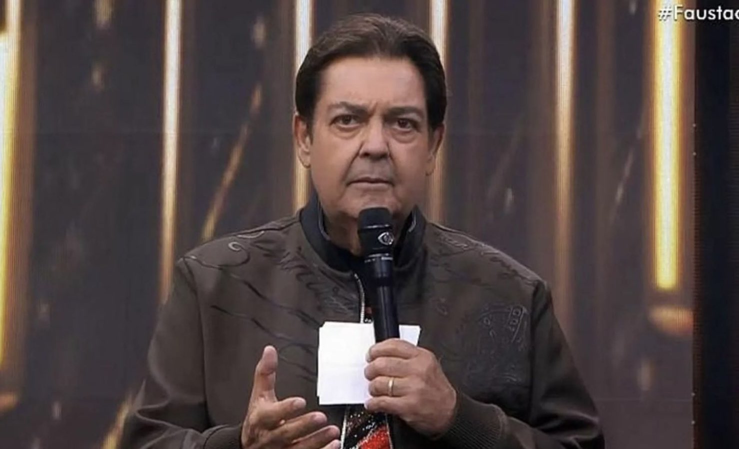 Alexandre Pires comenta porque recebeu R$ 100 mil a mais de Faustão após show Alexandre Pires comenta porque recebeu R$ 100 mil a mais de Faustão após show