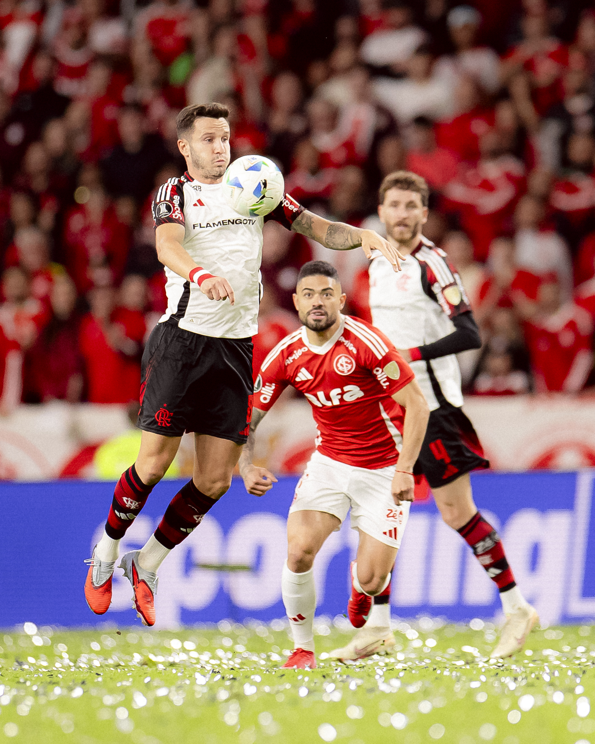 Flamengo comprova favoritismo na Libertadores e elimina Internacional no Beira-Rio