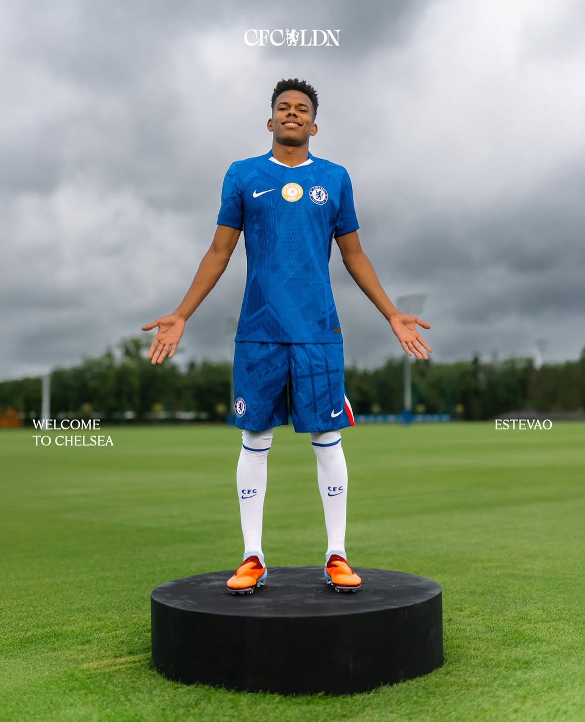 Estevão com a camisa do Chelsea