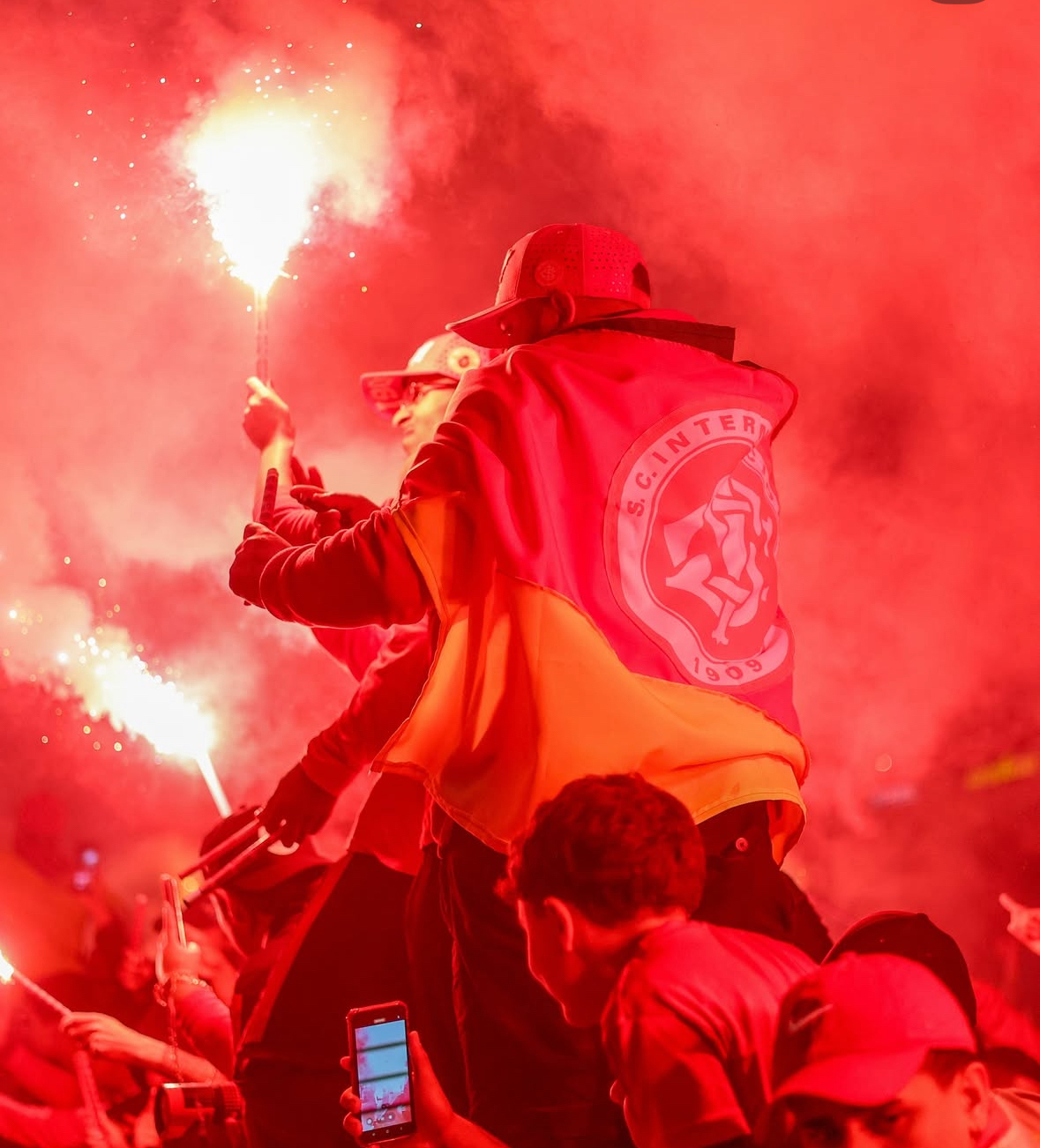 Presidente do Inter compara gestão com Flamengo e defende fair play financeiro Torcida do Inter em festa na rua