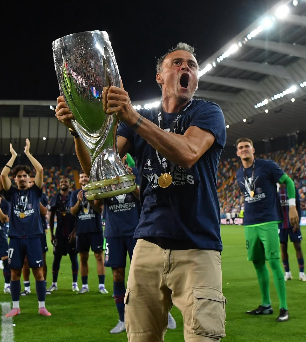 Técnico Luiz enrique comemorando o titulo