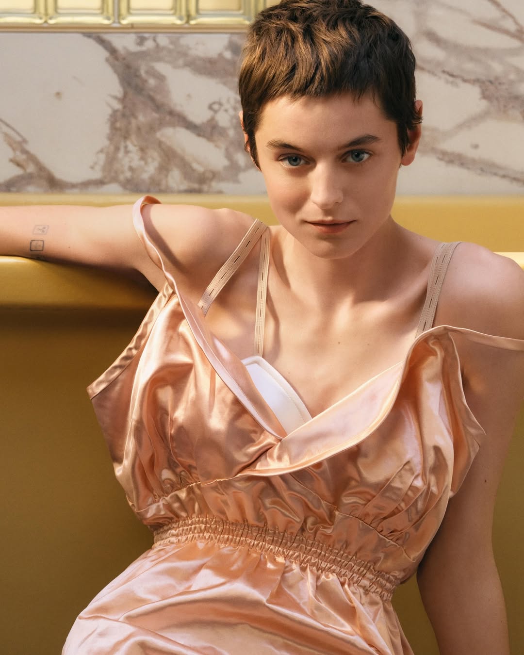 Emma Corrin estrela campanha de novo perfume da Miu Miu