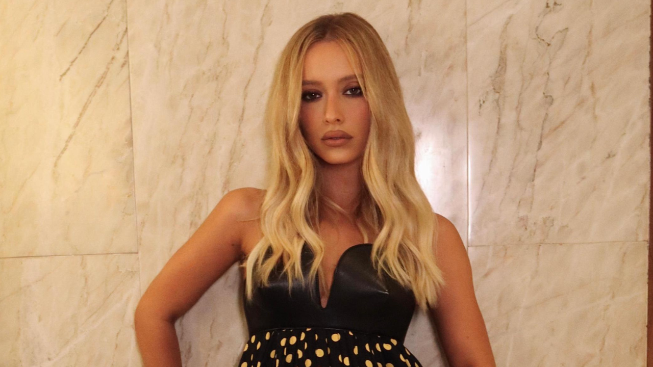 Estampa de poá marca o look de Maria Braz na festa de Bruna Marquezine