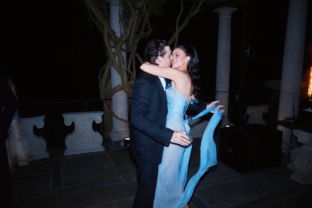 Nicola Peltz escolhe vestido de sua mãe para renovação de votos