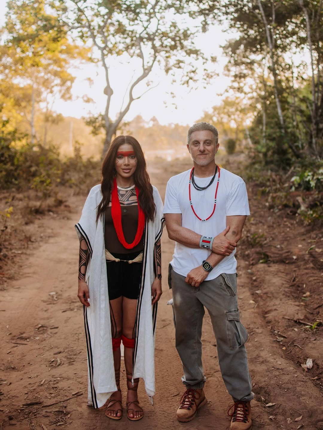 Anitta e Luciano Huck vivenciam ritual Kuarup no Xingu