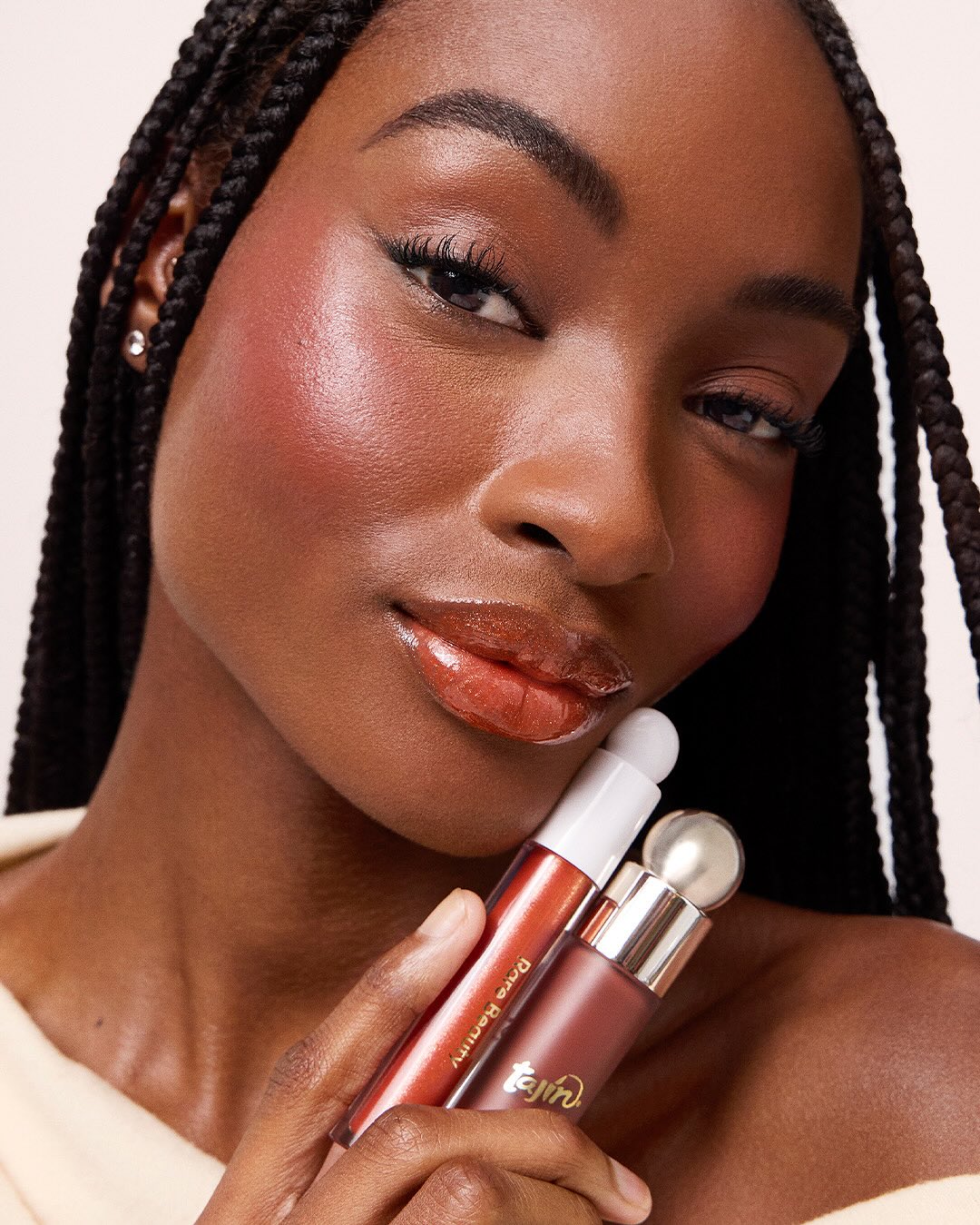 Rare Beauty e Tajín lançam parceria inédita para novo produto