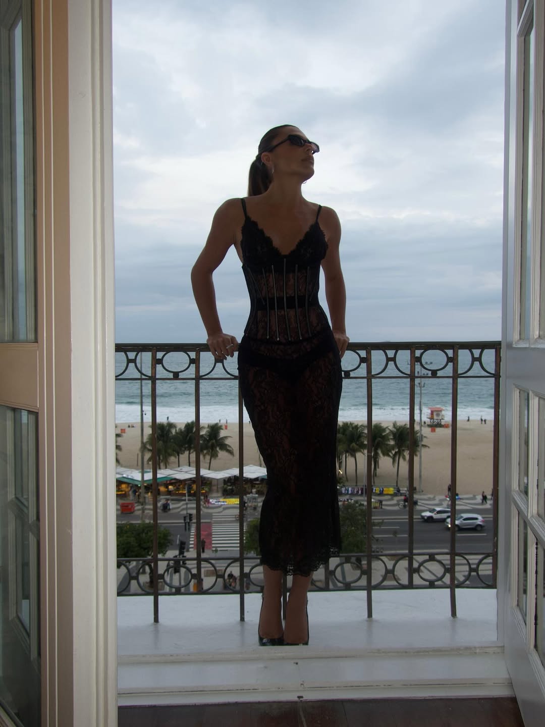 Mariana Goldfarb brilha em vestido de renda Dolce&Gabbana de R$ 26 mil Glamour sofisticado e atemporal em evento noturno