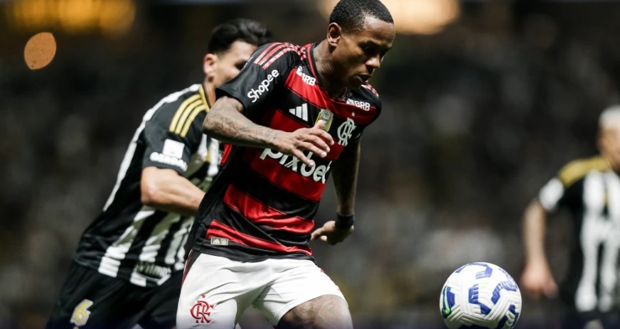 Júnior se posiciona a favor de Wallace Yan e faz paralelo com craque histórico do Flamengo