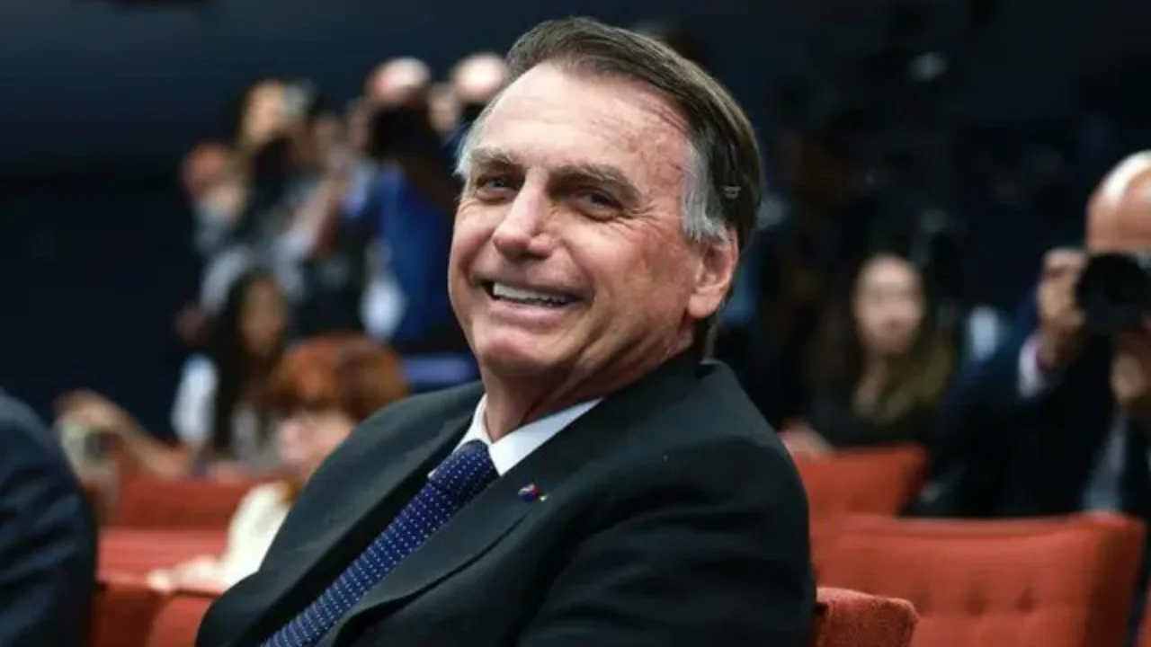 Por exames médicos, Bolsonaro deixa prisão domiciliar