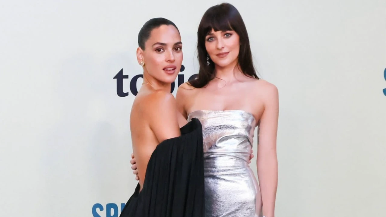 Dakota Johnson irradia futurismo sustentável em Gucci no Red Carpet de Splitsville