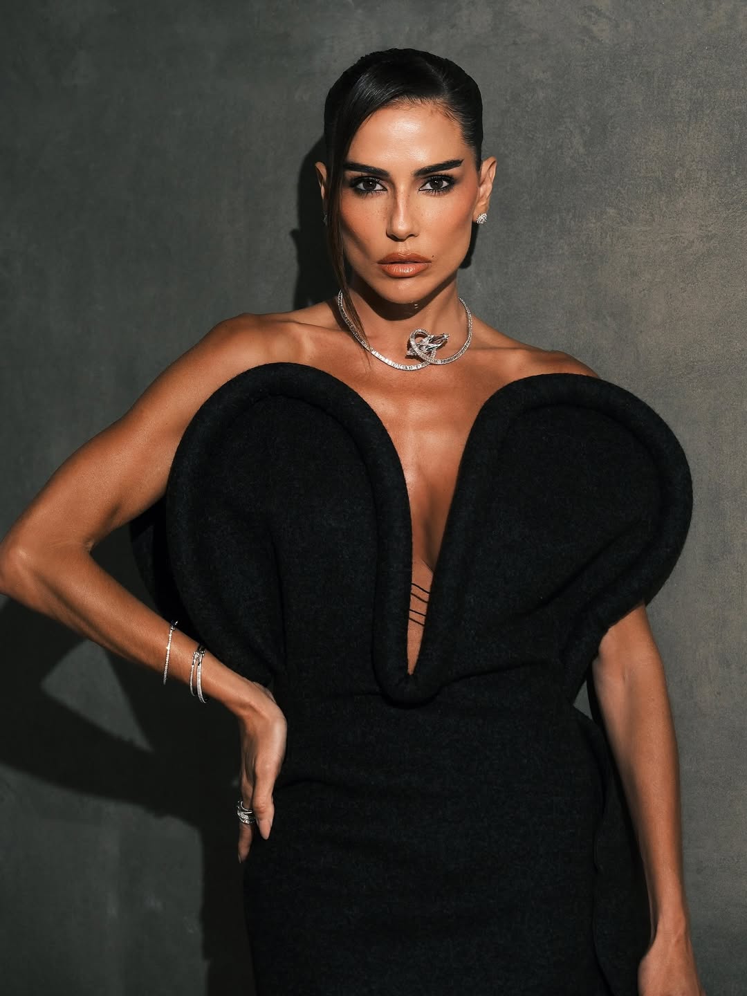Deborah Secco brilha como jurada do "Dança dos Famosos" com vestido de R$ 8 mil