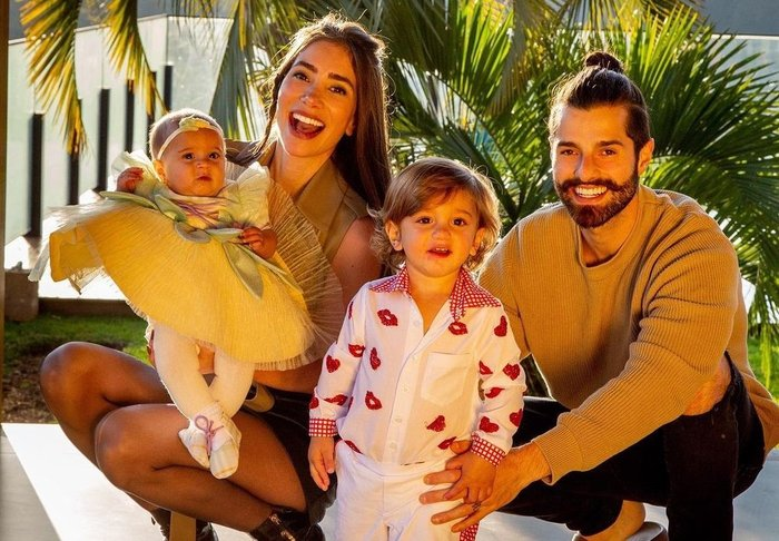 Romana Novais encanta ao abrir seu álbum de fotos com Alok e filhos