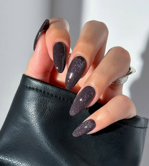 Esmalte com glitter vira tendência e conquista o uso diário Esmalte com glitter vira tendência e conquista o uso diário