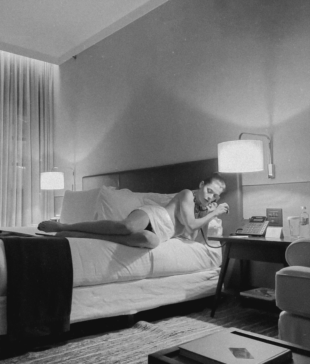 Alinne Moraes compartilha ensaio ousado nas redes sociais 