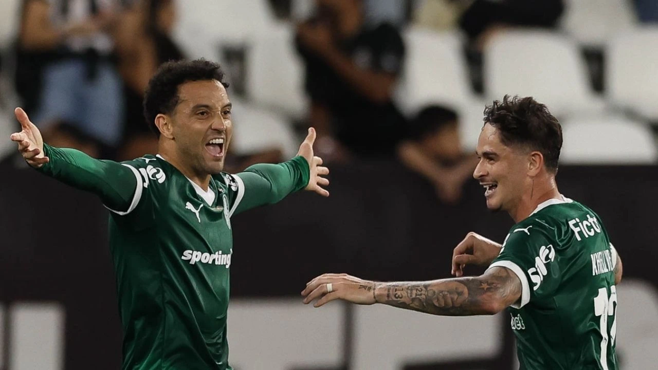 Palmeiras vence mais uma e cola na disputa pela liderança do Brasileirão