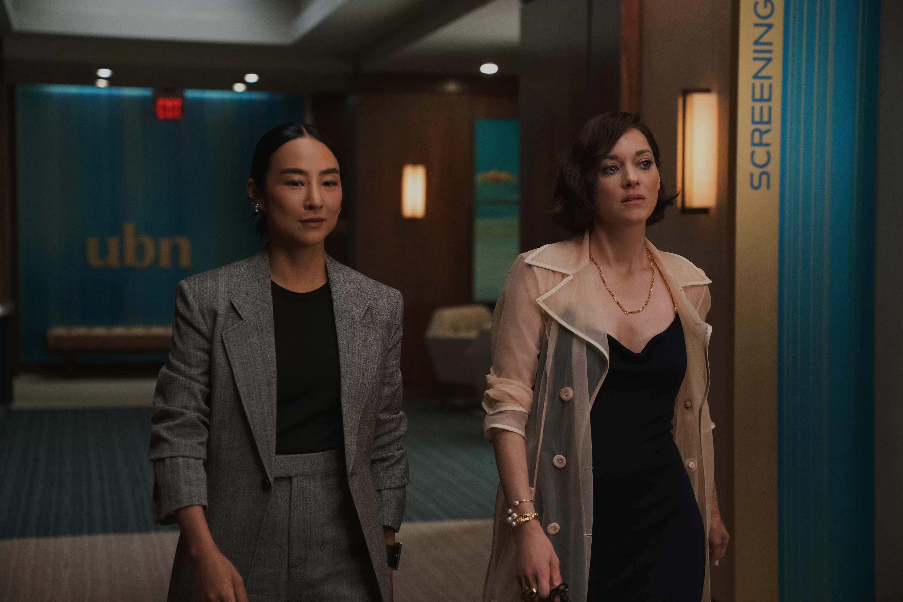 Greta Lee e Marion Cotillard em “The Morning Show”