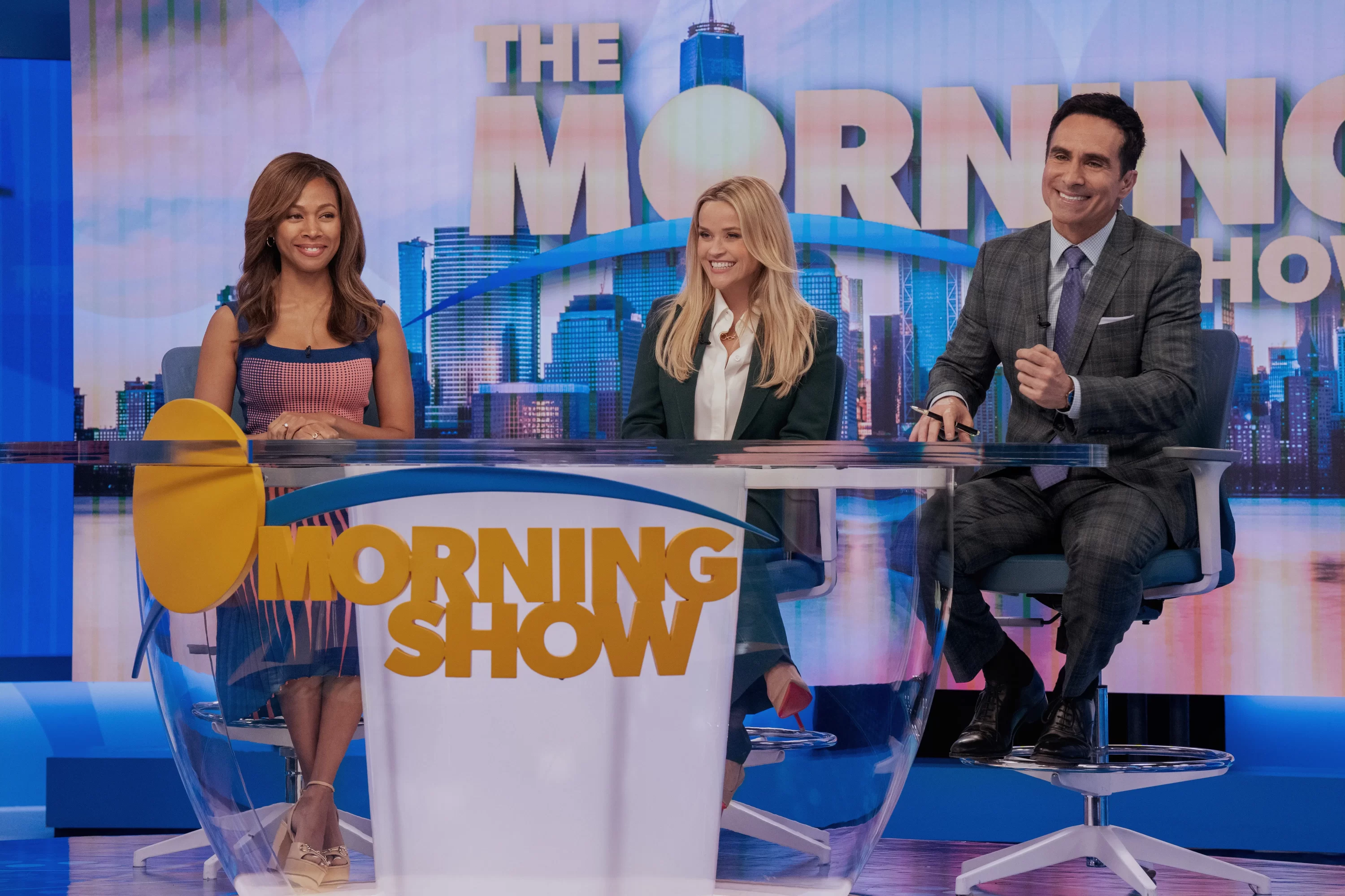 Nicole Beharie, Reese Witherspoon e Nestor Carbonell em “The Morning Show”