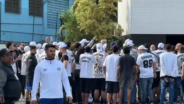 Torcida invade CT do Santos para protestar
