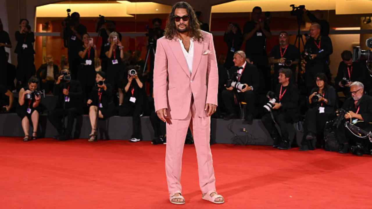 Jason Momoa conquista olhares com estilo descontraído em Veneza